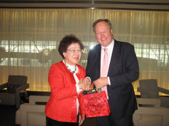 Hans van Baalen begroet Annette Lu