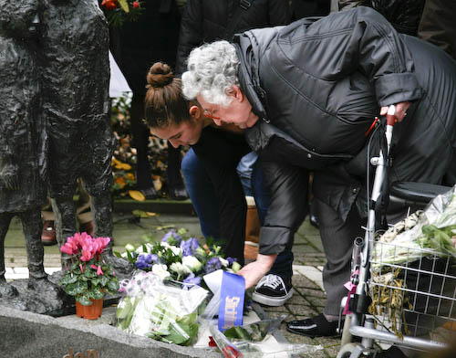 Herdenking bij het Kindermonument