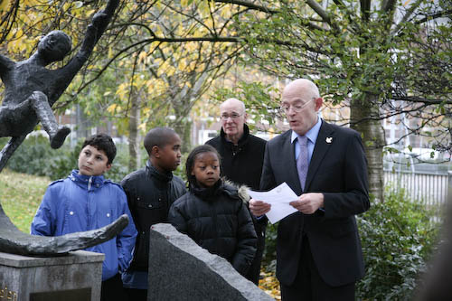 Herdenking bij het Kindermonument