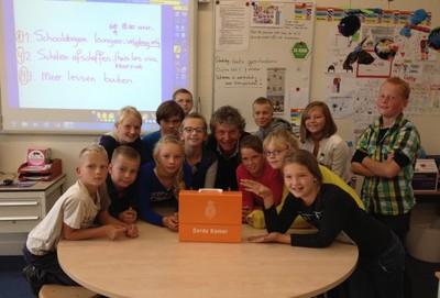 Jacques Monasch doet Prinsjesdag over met scholieren Oosterbierum