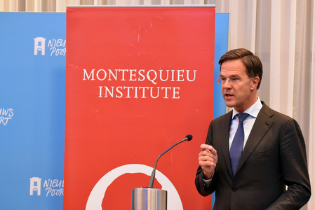 Minister-president Mark Rutte spreekt bij de uitreiking van een Koninklijke Onderscheiding aan Jan Schinkelshoek