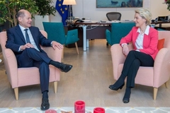 Discussion between Olaf Scholz, on the left, and Ursula von der Leyen