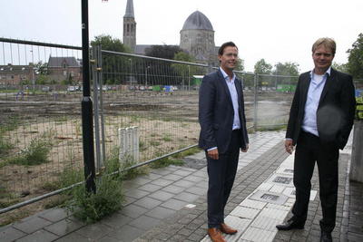 Wethouder Peerenboom en Michiel van Veen op de hoek Promenade
