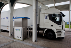 Vrachtwagen tankt biogas